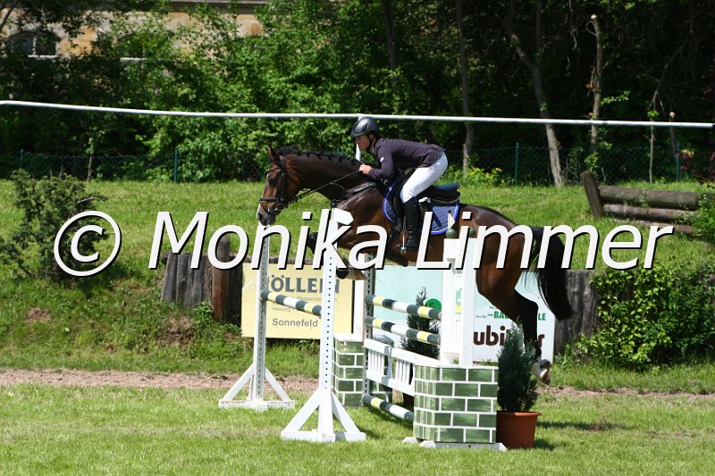 005M5303_Ursula_L Springen.JPG